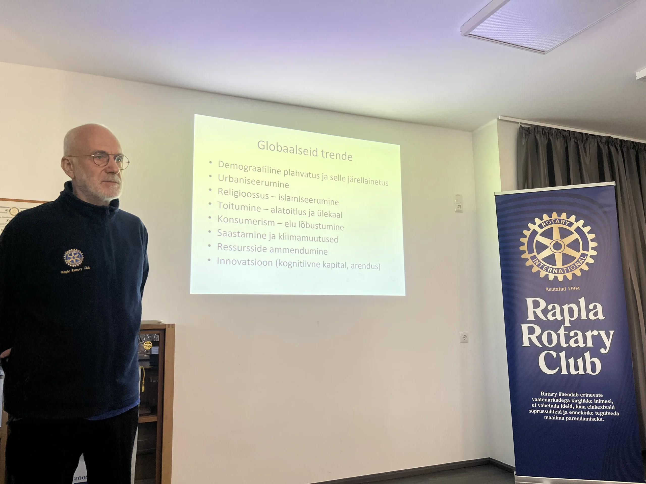 2. septembri koosolekul oli plaanis kuulata vend Ruve Schanki ettekannet teemal “Gobaalsed trendid”. Kuna uue Rotary aasta sissejuhatavad teemad võtsid suurema 