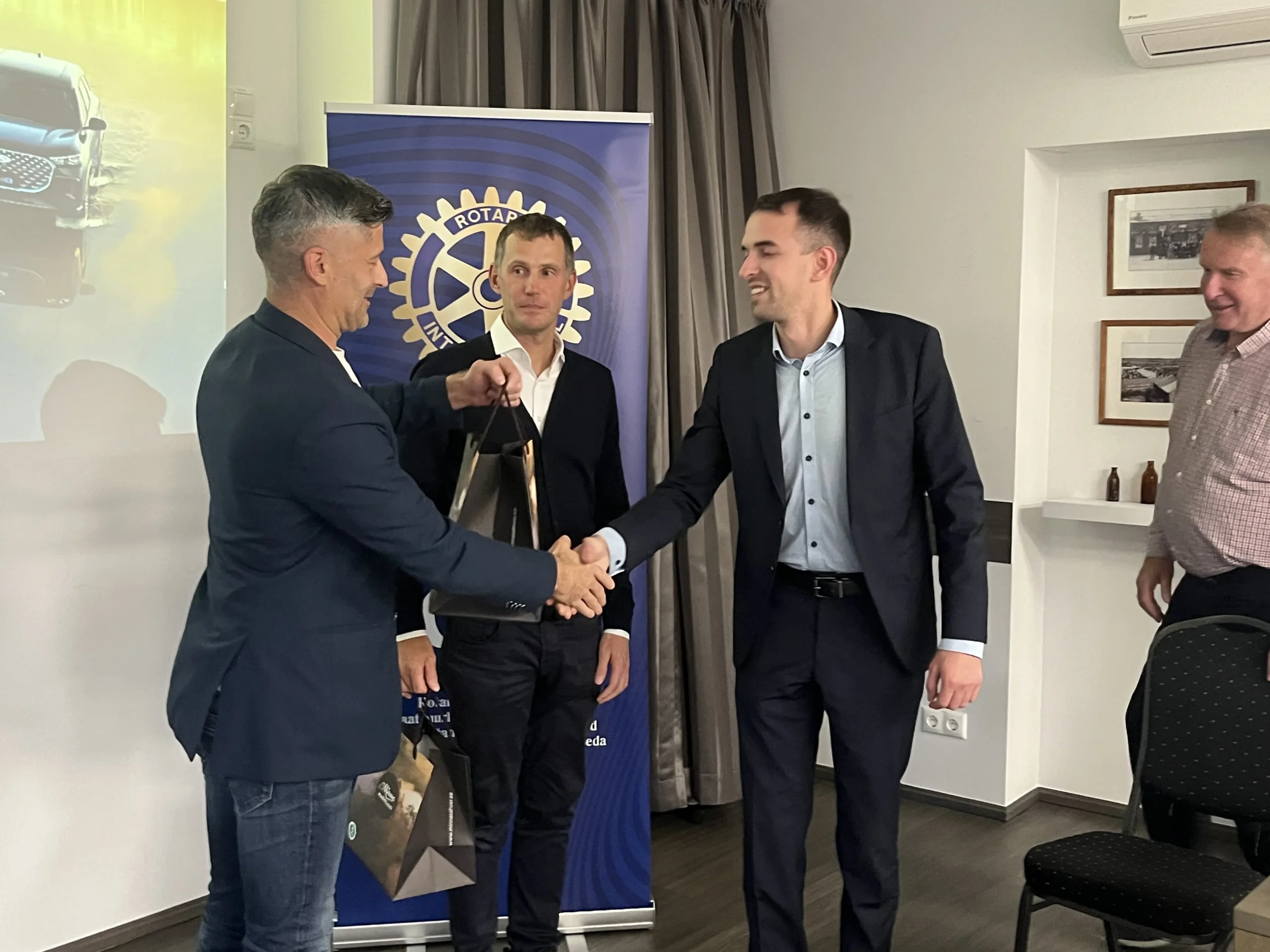 9. septembril toimunud koosolekule oli Tiit Tammsaar kutsunud külalistena Marko Viirandi ja Stanislav Kuuspere. Marko Viirand on automüüja Autospirit AS juhatus