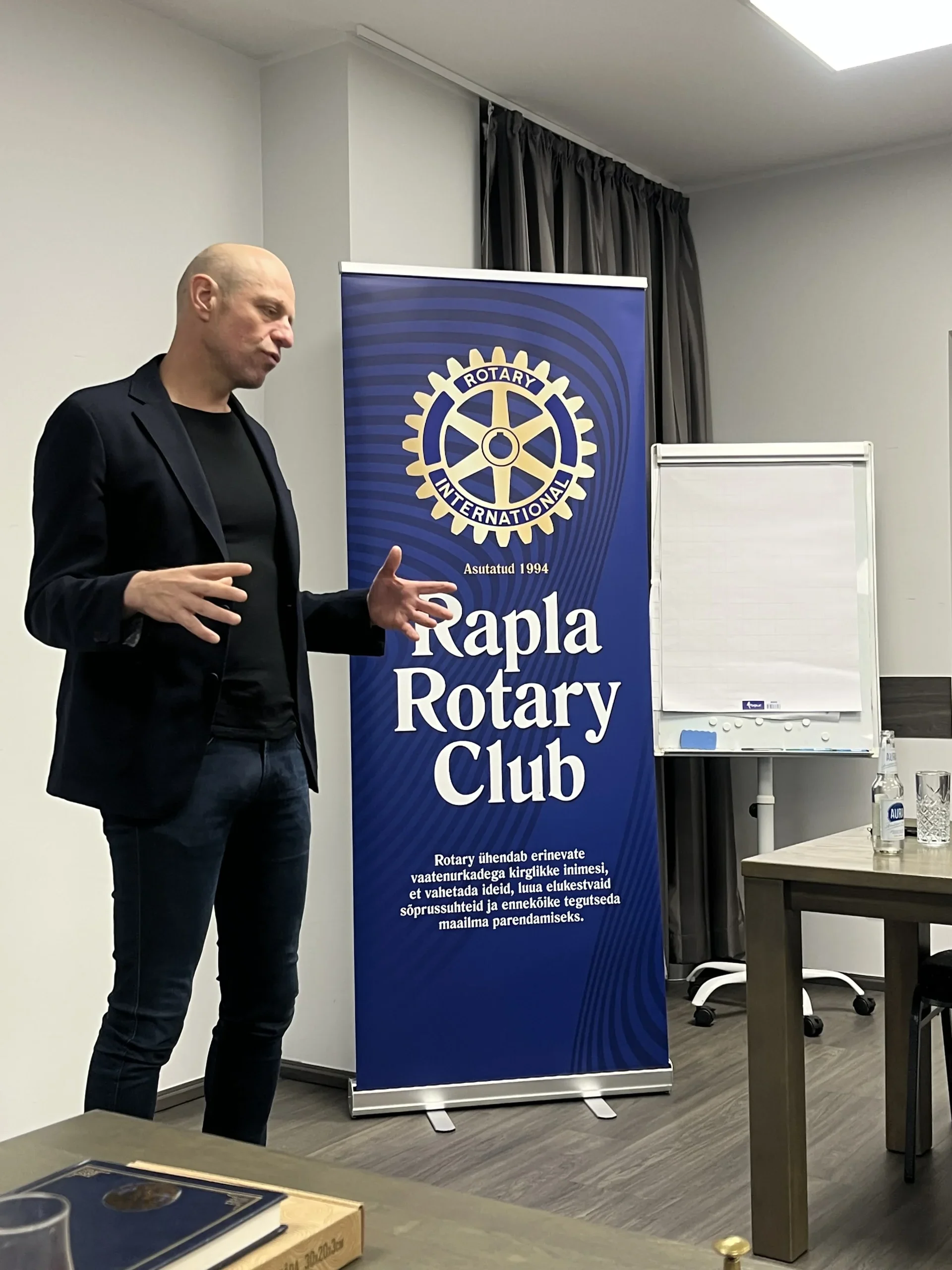 23. septembril toimunud koosolekule oli Erlend Tammenurm kutsunud külalistena Taavi Veskimägi. Taavi Veskimägi on Eesti Kaitsetööstuse Liidu nõukogu esimees. Ta